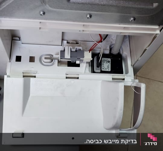חלקים פנימיים של מכשיר חשמלי עם חוטים ומחברים